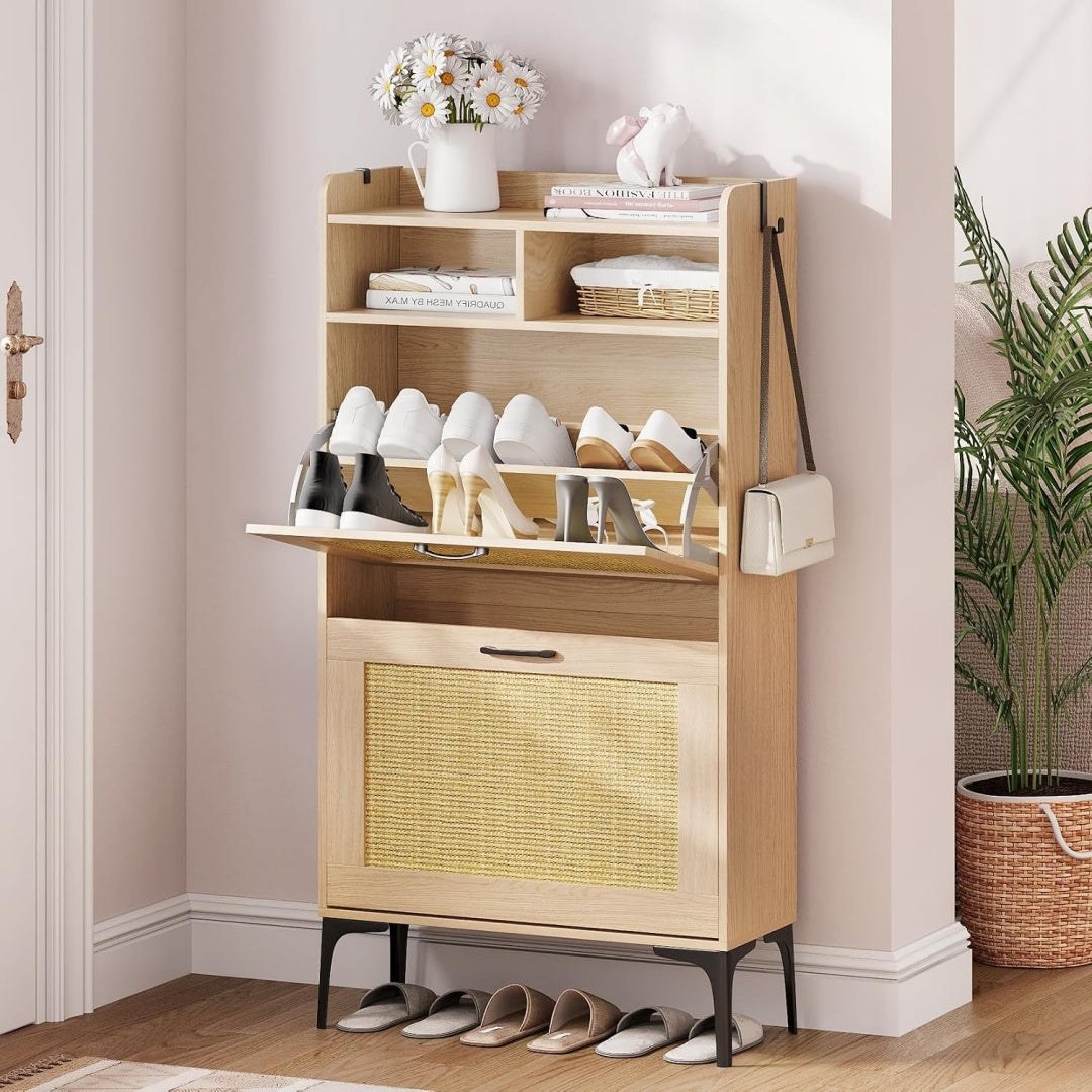 Une silhouette equilibree pour ce commode avec tiroirs, avec portes, teinte bois naturel et vert
