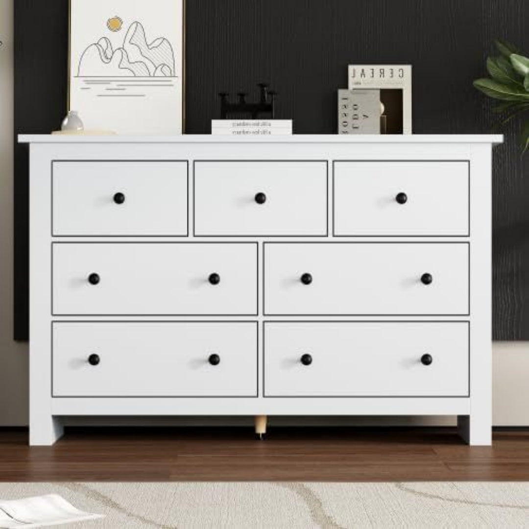 Une silhouette equilibree pour ce buffet avec tiroirs, avec portes, teinte blanc