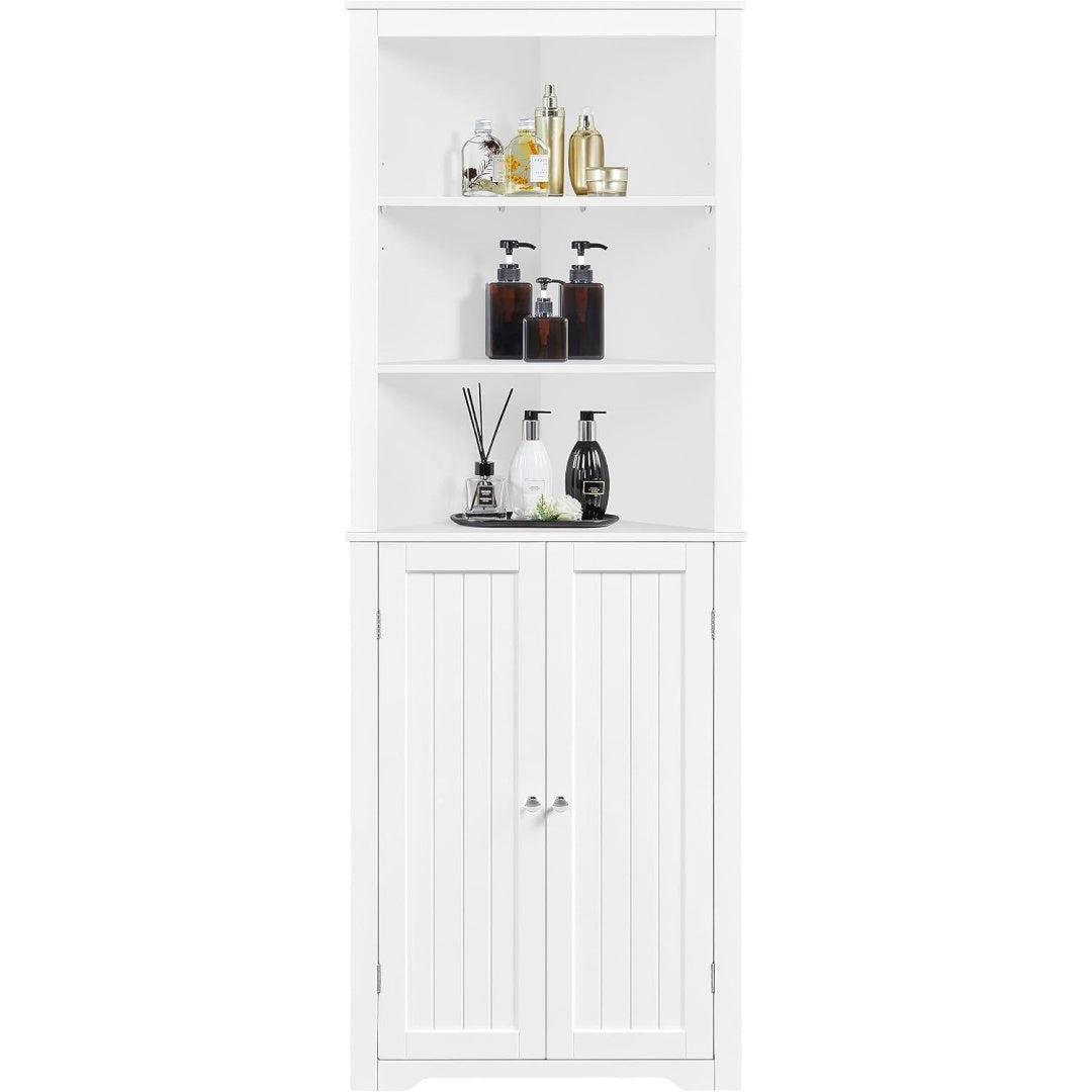 Une silhouette equilibree pour ce bibliotheque avec portes, avec etageres, teinte blanc et dore