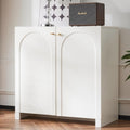 Une touche de caractere, buffet avec portes dans un ton blanc et dore