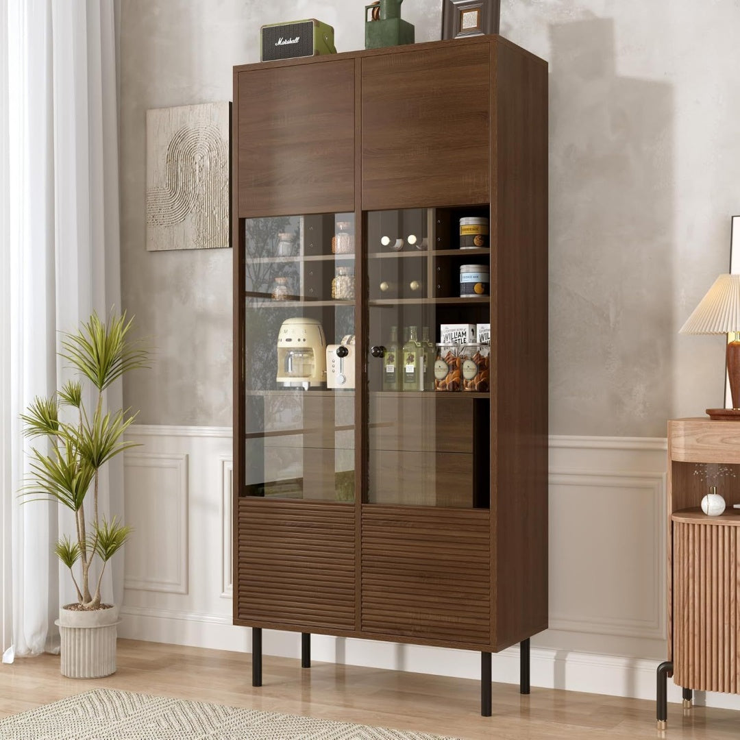 Une silhouette equilibree pour ce commode avec tiroirs, avec etageres, teinte bois naturel